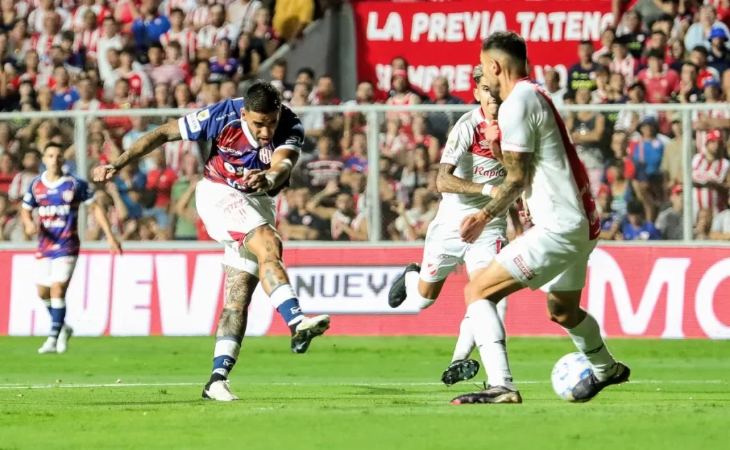 Colazo rematando al arco en la derrota de Unión ante Argentinos por 1 a 0.