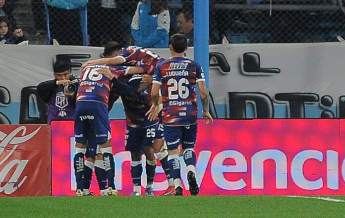 unión racing Unión dio el golpe en Avellaneda y venció a Racing con autoridad