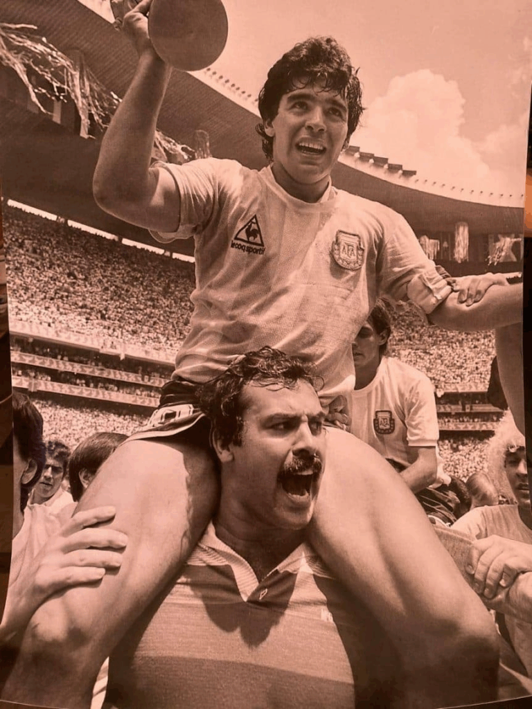 Roberto Cejas, levantando a Maradona.